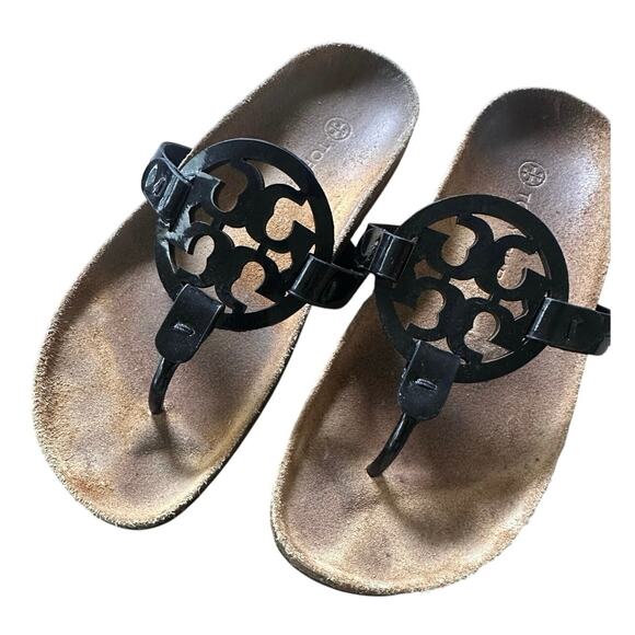 Tory Burch Sandal Womens Size 5.5 Miller Patent Leather Slip On Thong Cloud - Picture 1 of 8
